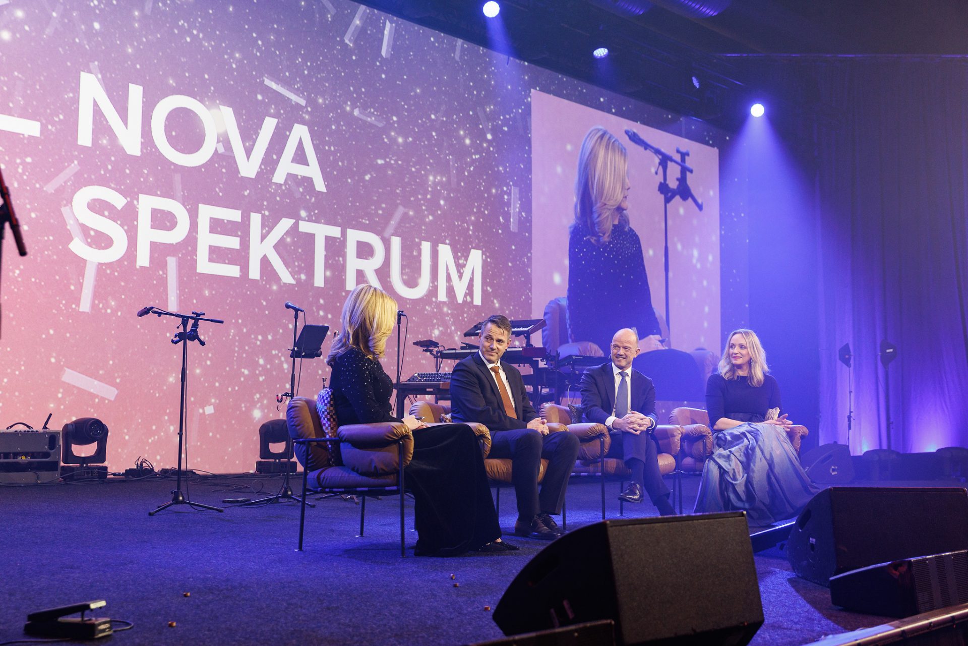 Anne Lindmo, Ivar Horneland Kristensen, Ole Erik Almlid og Gunn Helen Hagen i samtale på scenen